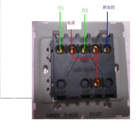 装修热点 三联开关怎么接才对  三个位置控制一个灯,需要两只双控开关