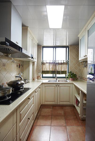 1,厨房越小越要有足够的台面操作空间,(用过小台面的,太难受了);u型