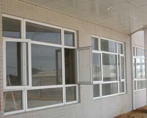 一般塑钢门窗主要包括:pvc型材,纱窗,衬钢,五金,毛条,胶条及各种附件