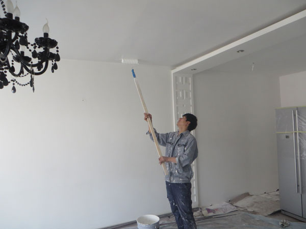 刮大白是建筑室内墙面装饰的一种,也是普通住宅墙面装饰最普遍的一种