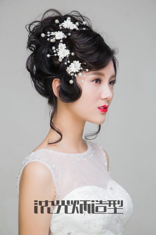 新娘盘发课程属于化妆专业的一部分,其中化妆包括:新娘妆(中式,西式)