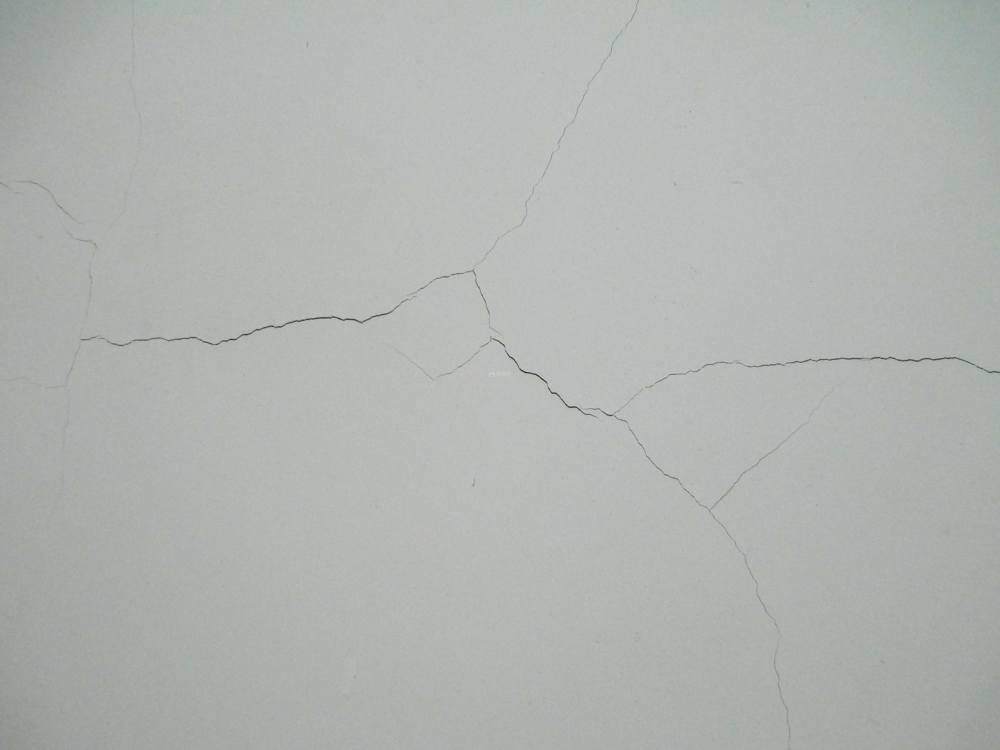 问题1:墙体结构层裂缝 墙体自身结构层开裂所导致的墙面裂纹,包含两种