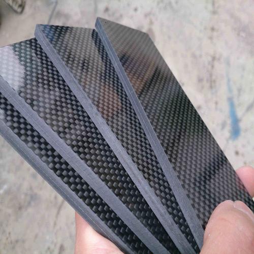 碳纤维制品:碳纤维加固补强单向板材,其成型工艺是将碳纤维浸渍树脂后